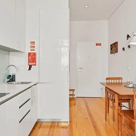 Host Wise - Lovely Shinny Flats With Balcony - Clerigos Apartment Porto