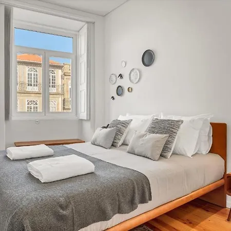 Host Wise - Lovely Shinny Flats With Balcony - Clerigos Apartment Porto
