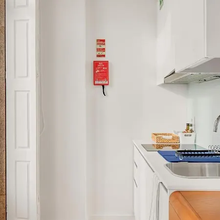 Host Wise - Lovely Shinny Flats With Balcony - Clerigos Porto