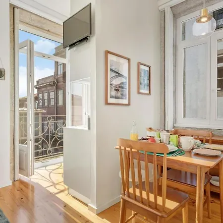 Host Wise - Lovely Shinny Flats With Balcony - Clerigos Apartment Porto