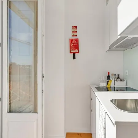 Host Wise - Lovely Shinny Flats With Balcony - Clerigos Apartment Porto