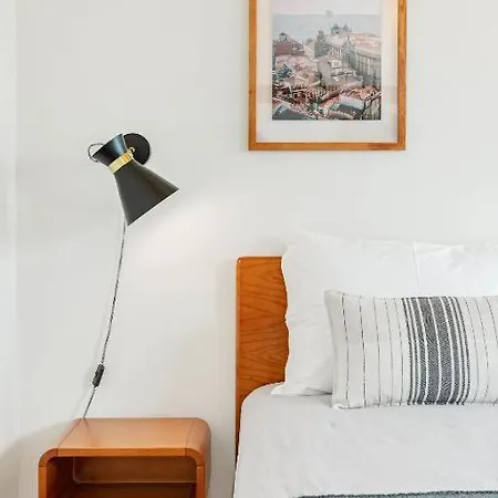 Host Wise - Lovely Shinny Flats With Balcony - Clerigos Apartment Porto