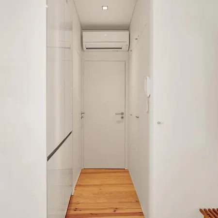 Host Wise - Lovely Shinny Flats With Balcony - Clerigos Porto
