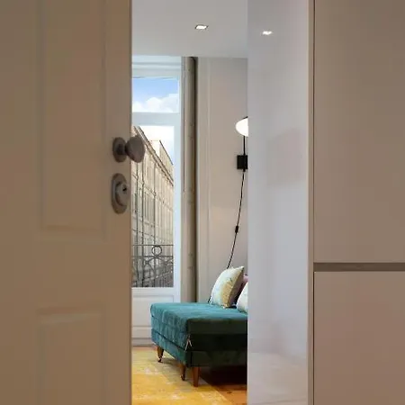Host Wise - Lovely Shinny Flats With Balcony - Clerigos * Porto